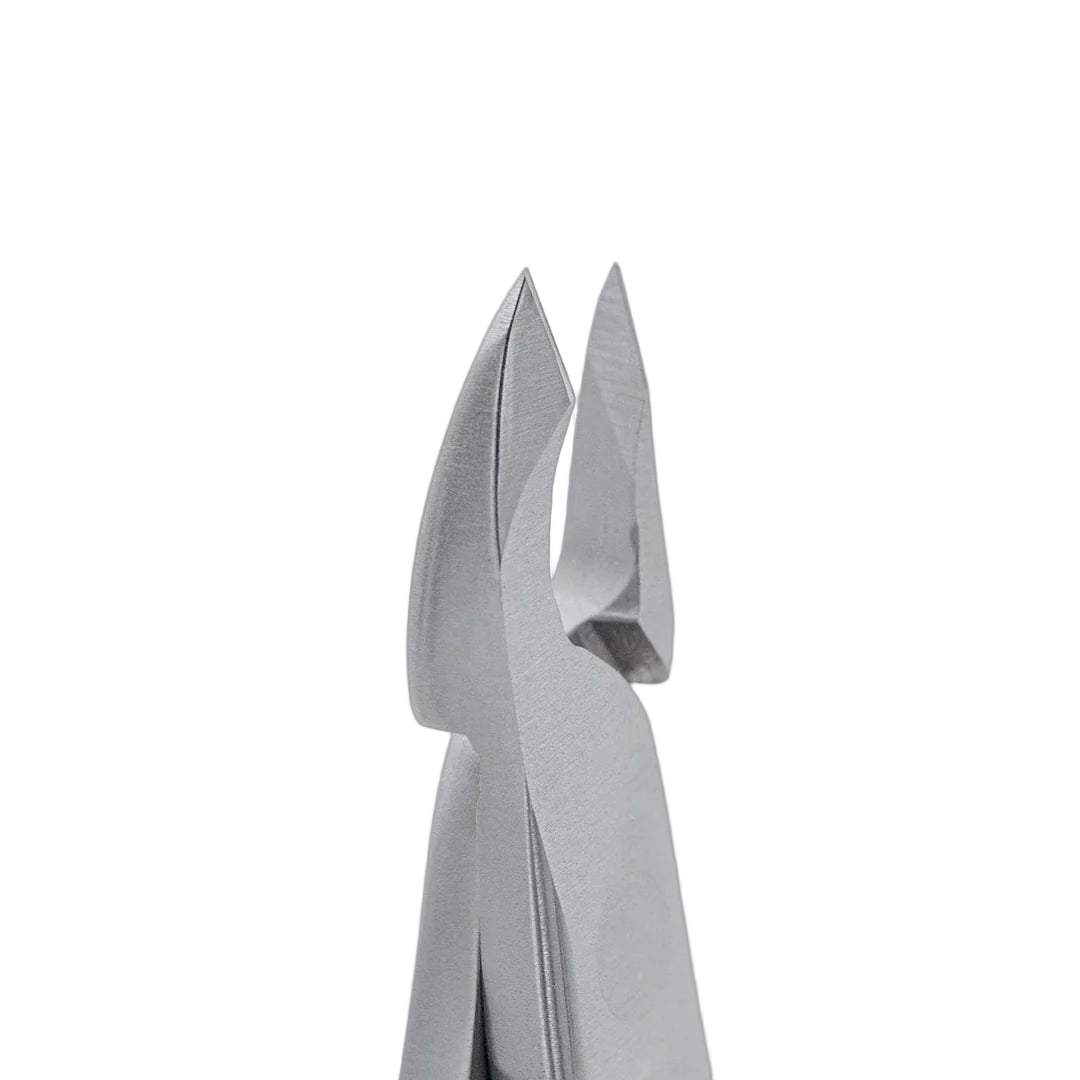 Front close-up of the 3mm quarter jaw on the Staleks Smart 10 cuticle nipper.