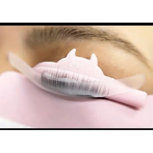 Nove Silicone Lash Lift Cover Pink silicone lash lift shield on eyelid