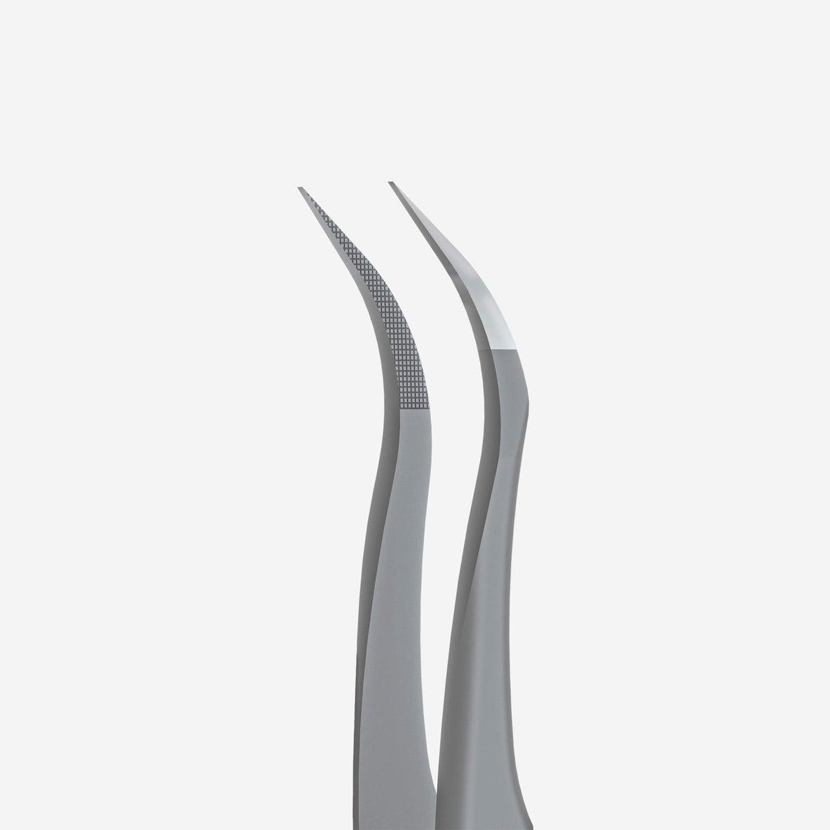 Close-up of the curved tips of Staleks Volume Curved eyelash tweezers.